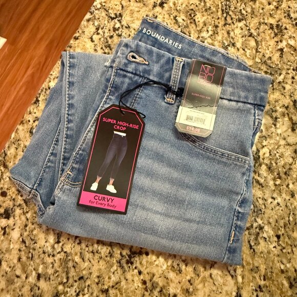 Womens No Boundaries Super High-Rise Crop Curvy Cuffed Jeans - Size 6 - Picture 1 of 4